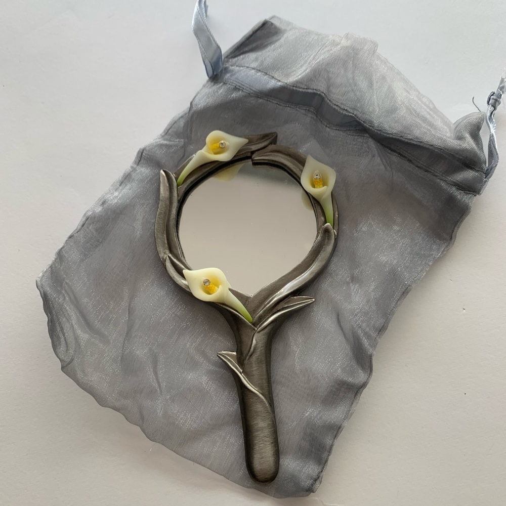 Hand mirrors